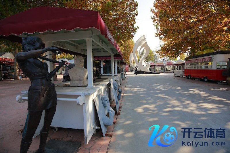 这里从一个充满但愿的艺术乌托邦变得有些营业了,是否会变澄净不雅化的“网红打卡点”?(影相记者/王晓东)