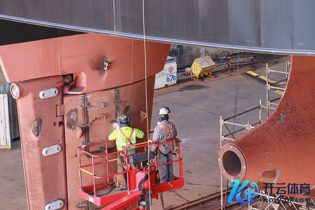 韩华费城造船坞船坞内,工东谈主进行船体焊合责任。(视觉中国)